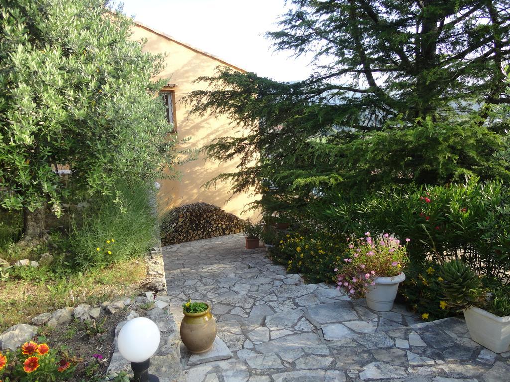 B&B Chez Max Figanières Екстериор снимка